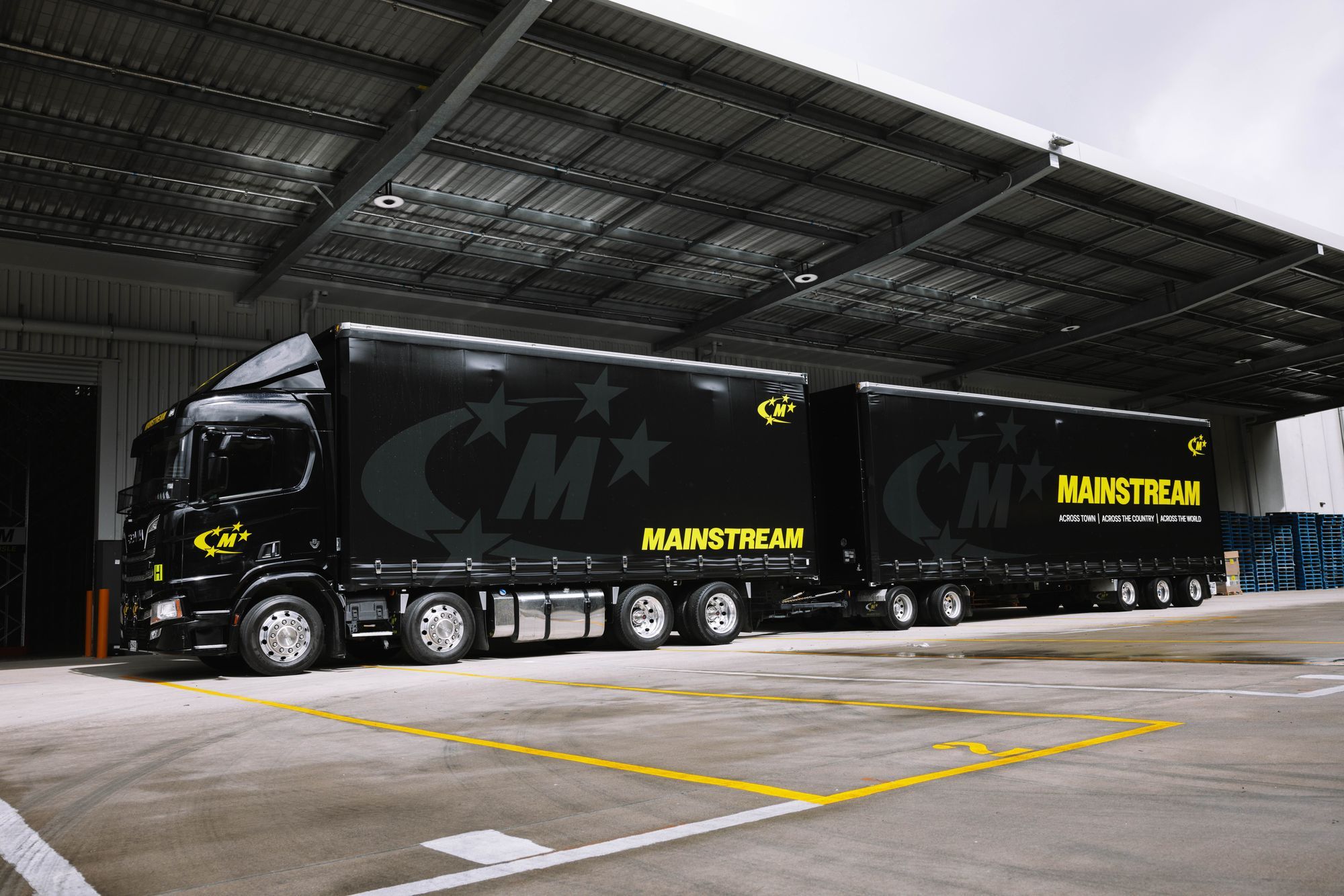 Picture of a big Mainstream truck under a canopy at a Mainstream depot