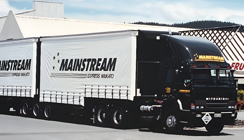 Old picture of a classic mainstream truck with the black cab and white and black curtains